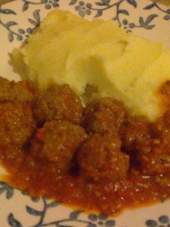 Una foto de Albóndigas exquisitas con salsa