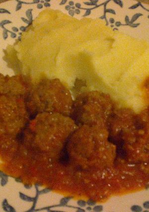 Una foto de Albóndigas exquisitas con salsa