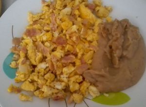 Una foto de Huevo con tocino