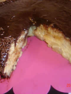 Una foto de Pastel de peras con cobertura de chocolate