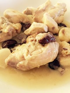 Una foto de Pollo con vino blanco y cebolla