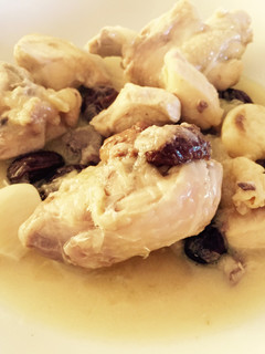 Una foto de Pollo con vino blanco y cebolla