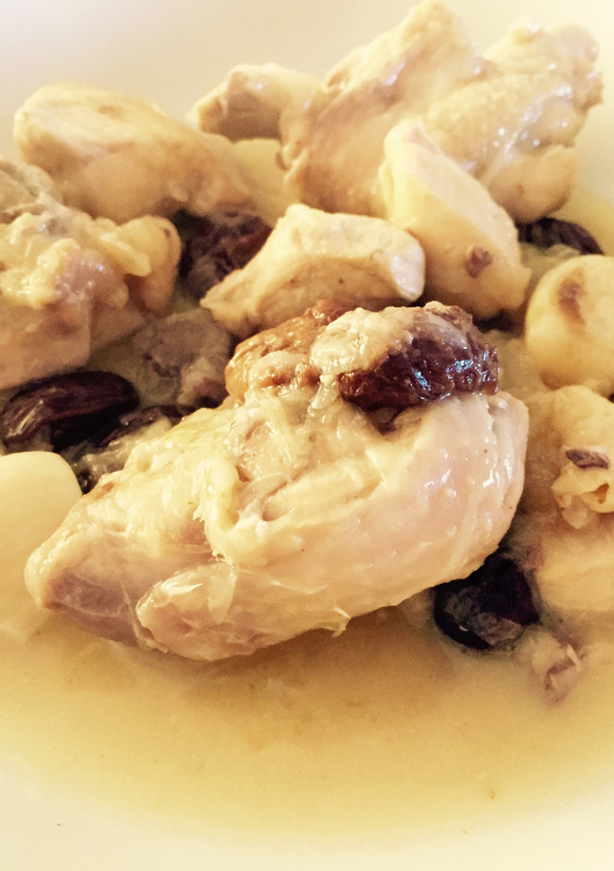 Una foto de Pollo con vino blanco y cebolla