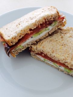 Una foto de Sandwich de salmón ahumado con pepino