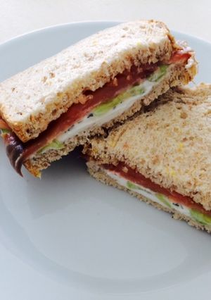 Una foto de Sandwich de salmón ahumado con pepino