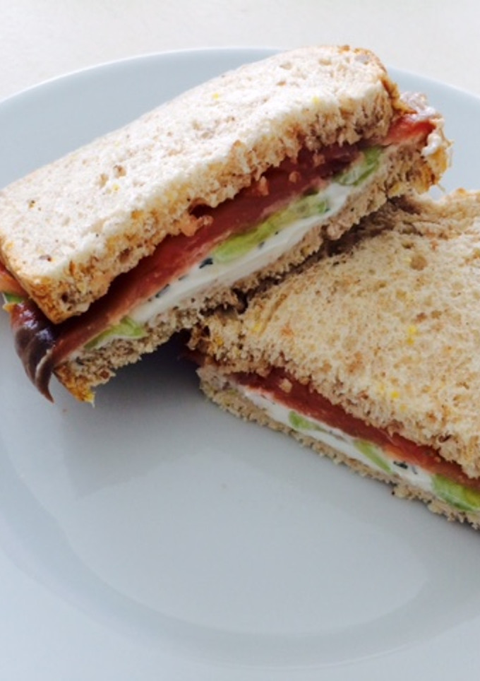 Una foto de Sandwich de salmón ahumado con pepino
