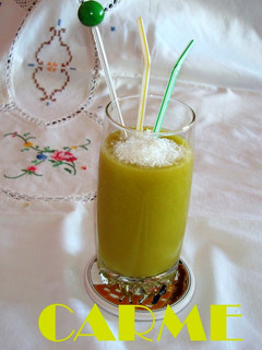 Una foto de Batido de piña, kiwi y naranja con coco