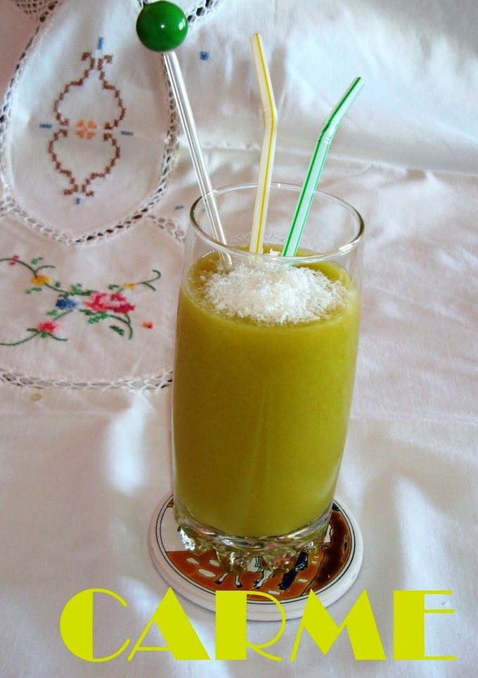 Una foto de Batido de piña, kiwi y naranja con coco