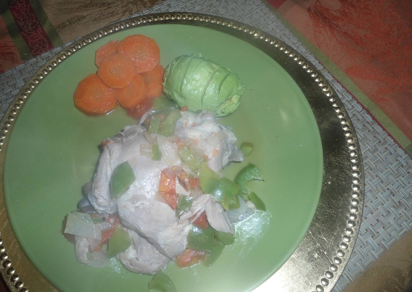 Pavo con pimientos morrones y zanahoria
