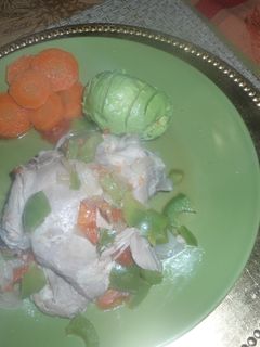 Una foto de Pavo con pimientos morrones y zanahoria