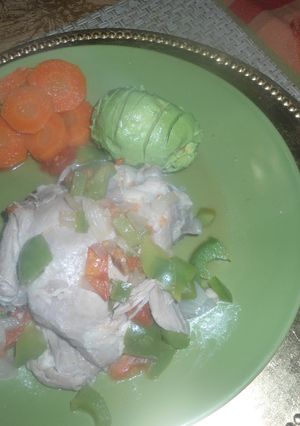 Una foto de Pavo con pimientos morrones y zanahoria