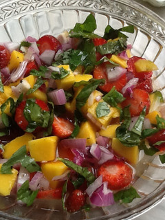 Una foto de Ensalada de fresa y mango