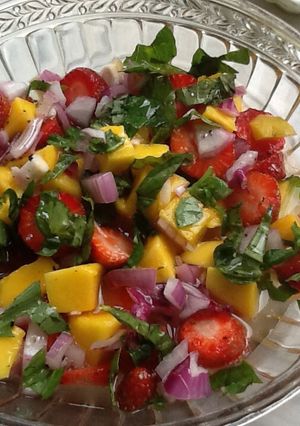 Una foto de Ensalada de fresa y mango