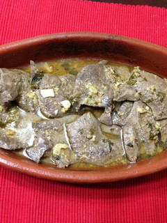 Una foto de Filetes de hígado de cerdo en ajo cabañil al pimentón picante