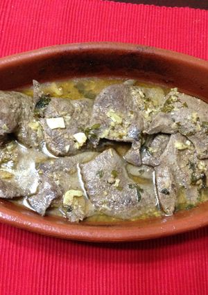 Una foto de Filetes de hígado de cerdo en ajo cabañil al pimentón picante