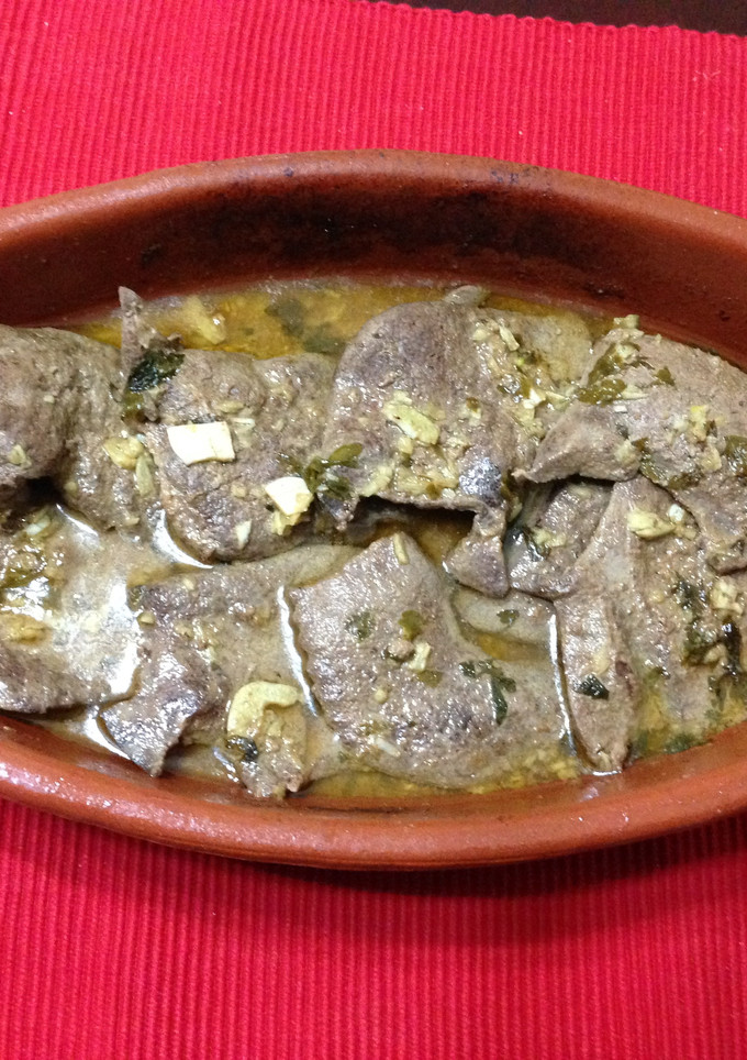 Una foto de Filetes de hígado de cerdo en ajo cabañil al pimentón picante