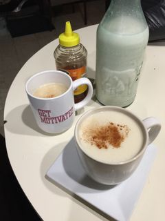 Una foto de Té de jengibre con leche de avena