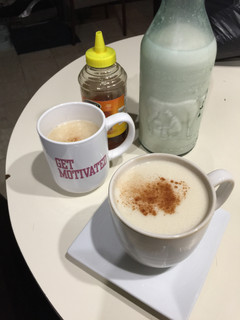 Una foto de Té de jengibre con leche de avena