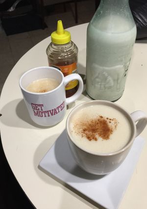Una foto de Té de jengibre con leche de avena