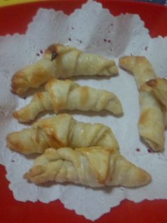Una foto de Mini medialunas con masa de empanadas