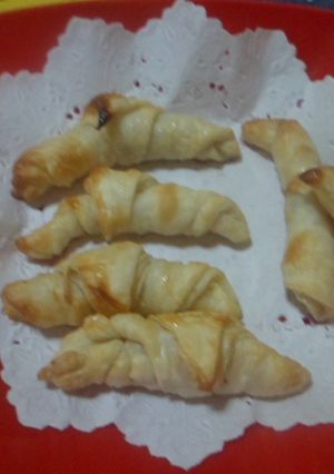 Una foto de Mini medialunas con masa de empanadas