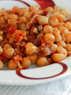Una foto de Garbanzos con chorizo y jamón