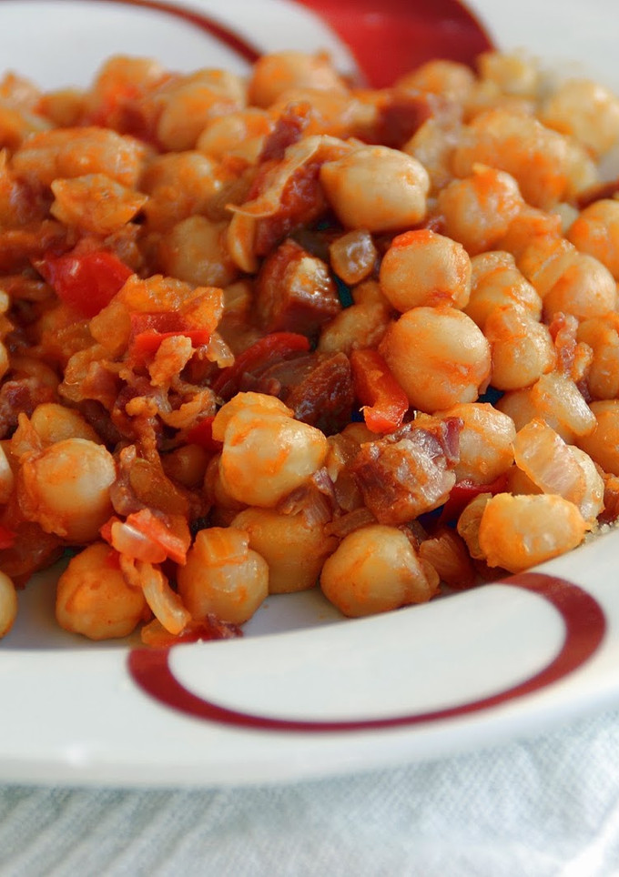 Una foto de Garbanzos con chorizo y jamón