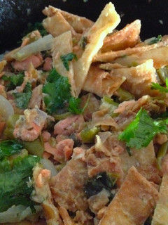 Una foto de Chilaquiles verdes de salmón