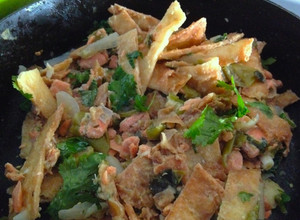 Una foto de Chilaquiles verdes de salmón