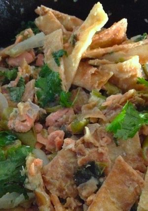 Una foto de Chilaquiles verdes de salmón