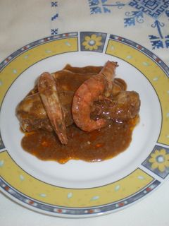 Una foto de Pollo con gambas o cigalas