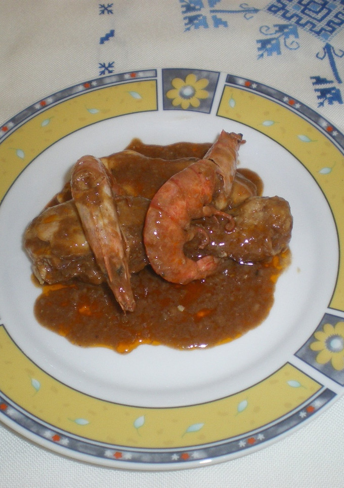 Una foto de Pollo con gambas o cigalas