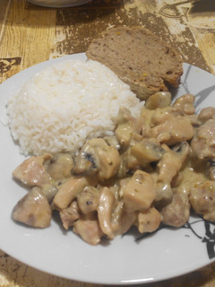 Una foto de Wok de pollo con champiñones al roquefort