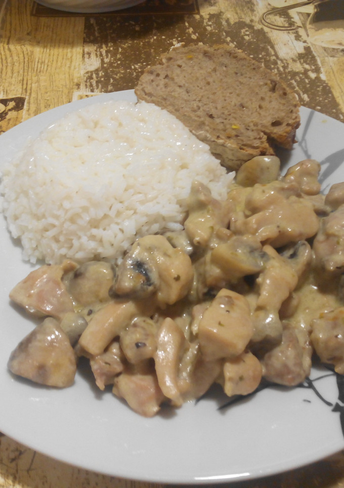 Una foto de Wok de pollo con champiñones al roquefort