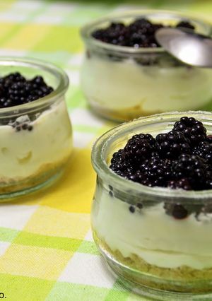 Una foto de Vasitos de crema de queso con moras 