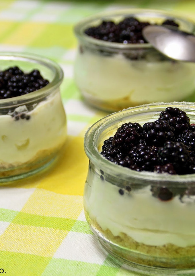 Foto principal de Vasitos de crema de queso con moras 