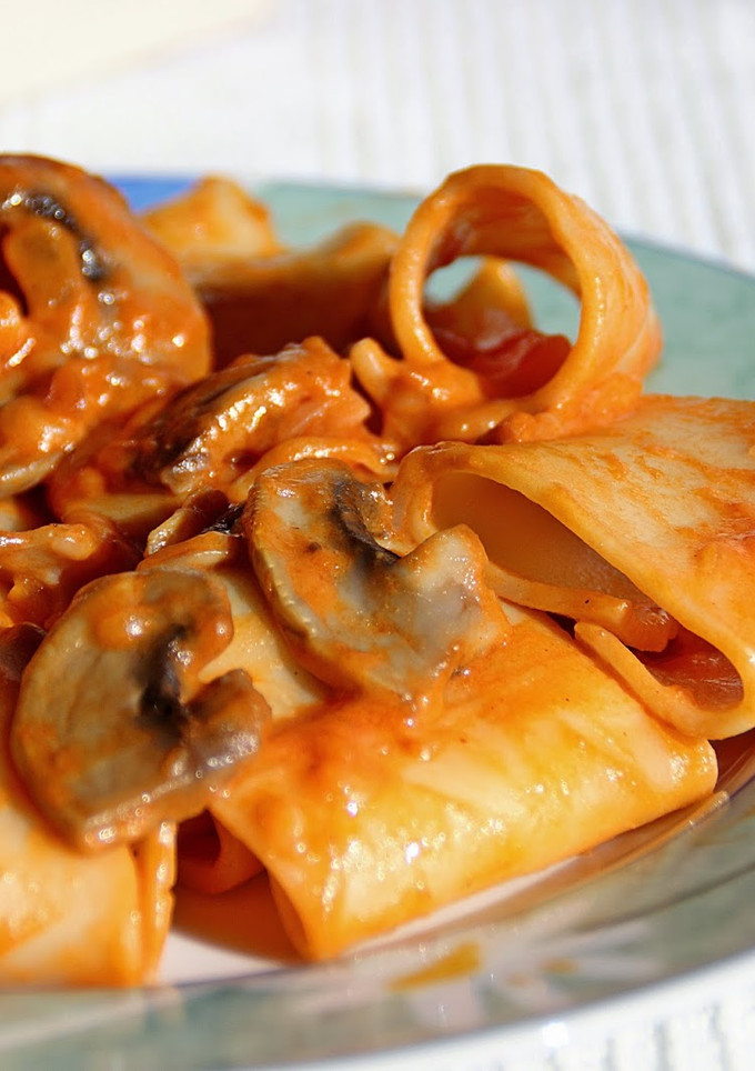 Una foto de Paccheri con champiñones (Paccheri ai funghi) 