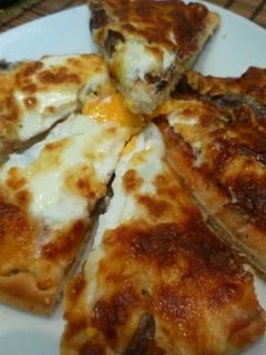 Una foto de Pizza de jamón ibérico y huevos fritos