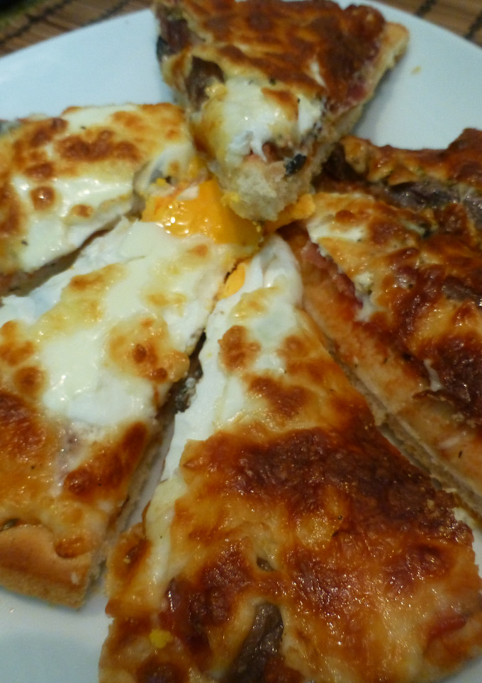 Una foto de Pizza de jamón ibérico y huevos fritos
