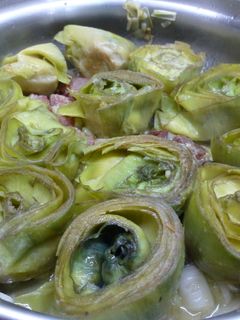 Una foto de Alcachofas frescas con jamón ibérico