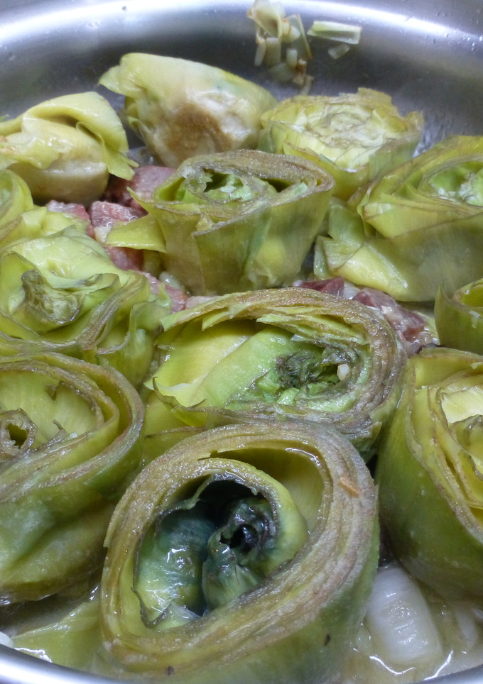 Una foto de Alcachofas frescas con jamón ibérico