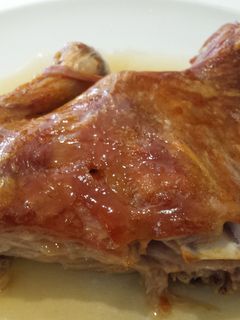 Una foto de Cordero asado con salsa de ajo y perejil