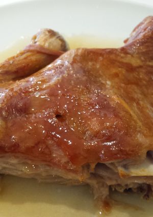 Una foto de Cordero asado con salsa de ajo y perejil