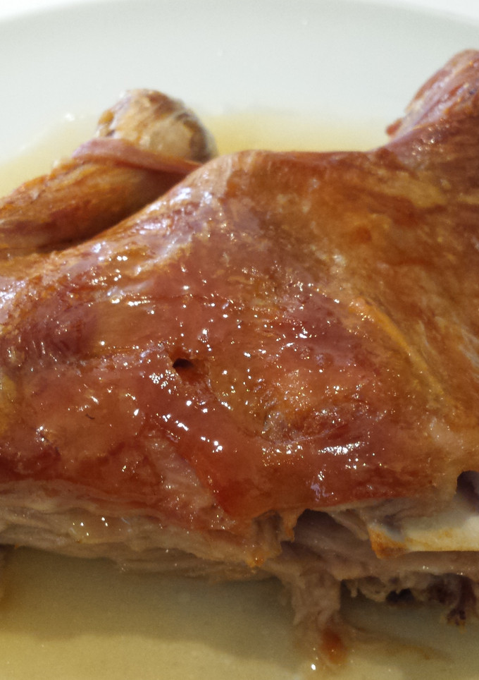 Una foto de Cordero asado con salsa de ajo y perejil