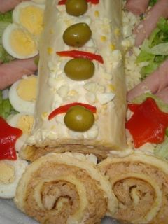 Una foto de Arrollado de pionono con crema de pollo