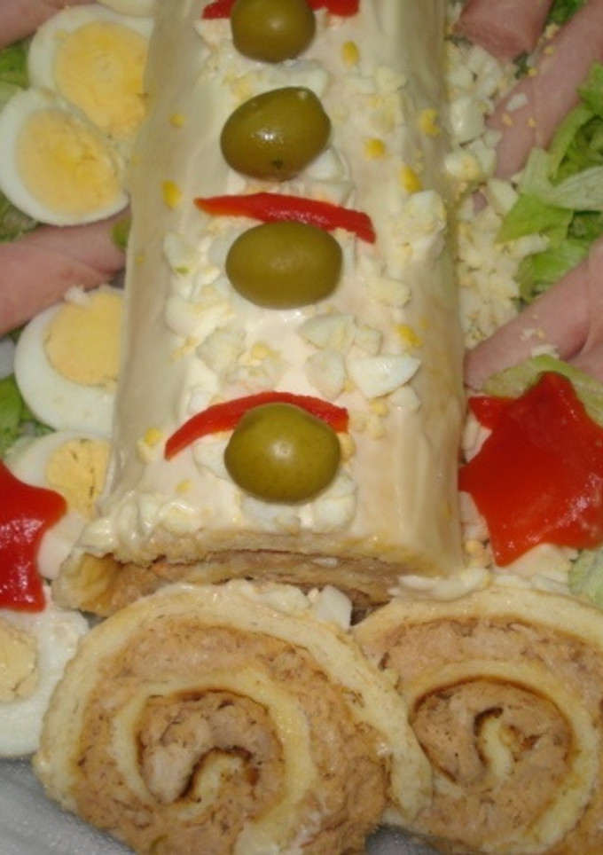 Una foto de Arrollado de pionono con crema de pollo