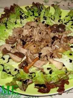 Una foto de Ensalada de lechuga, setas y cabrito asado