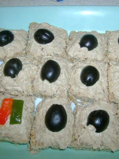 Una foto de Canapés de atún en pan lactal