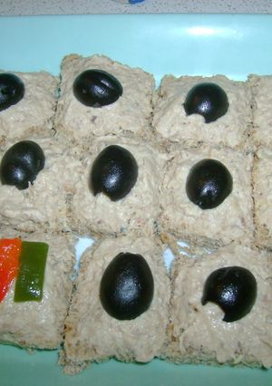 Una foto de Canapés de atún en pan lactal