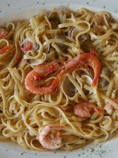 Una foto de Espaguettis con chirlas y gambas